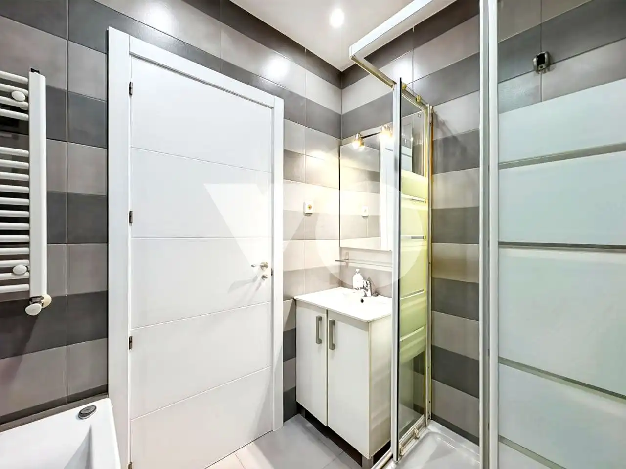 Bathroom of Ground floor for sale in Madrid  with Air Conditioner, Heating and Private garden