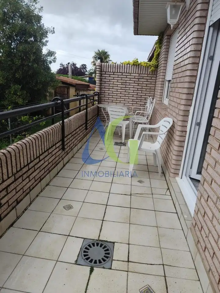Terrassa de Casa o xalet en venda en Villaquilambre amb Calefacció, Jardí privat i Parquet