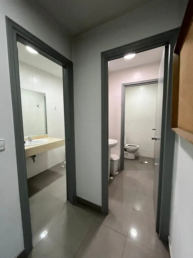Baño de Local en venta en Madrid con Aire acondicionado y Alarma