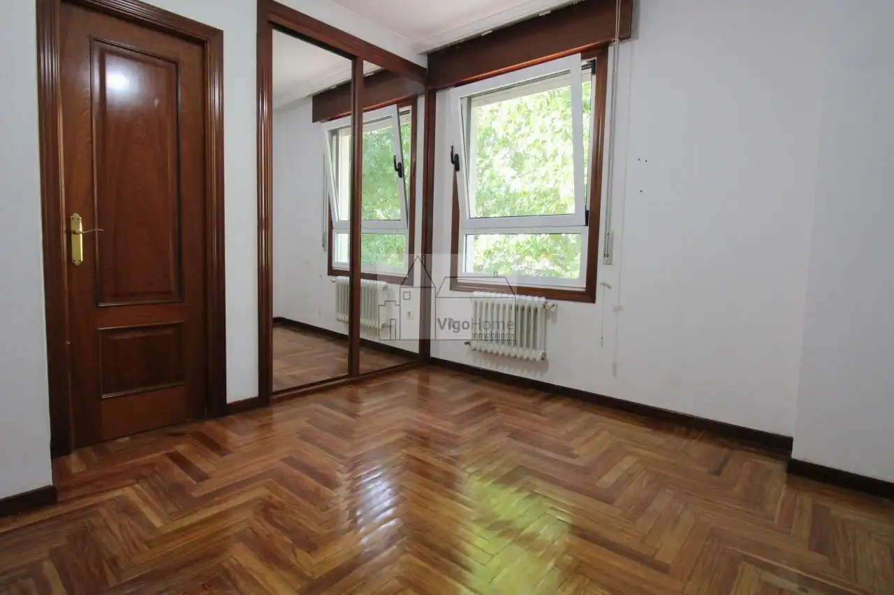 Bedroom of Flat for rent in Vigo   with Heating, Parquet flooring and Storage room