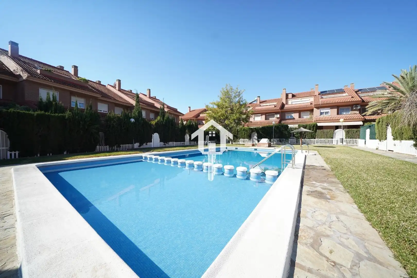 Piscina de Casa adosada en venda en Alicante / Alacant amb Aire condicionat, Calefacció i Jardí privat