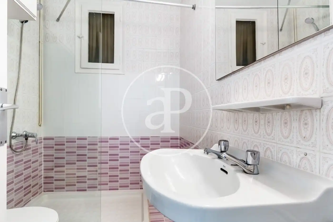 Bathroom of Flat for rent in Barcelona  with Air Conditioner, Heating and Furnished