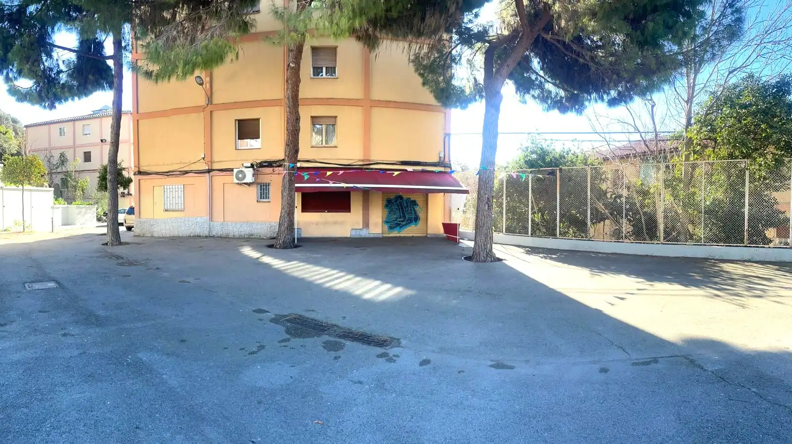 Local comercial en venda a Carrer de la Muga, imagen 3