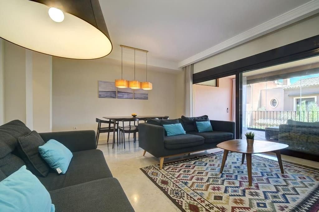 Sala d'estar de Casa adosada de lloguer en Estepona amb Aire condicionat, Calefacció i Terrassa