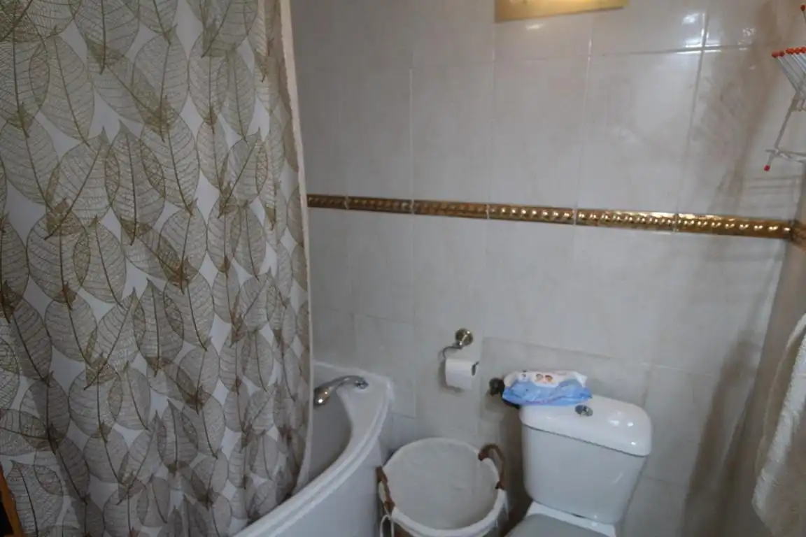 Bany de Casa adosada en venda en Torrevieja amb Jardí privat, Terrassa i Moblat