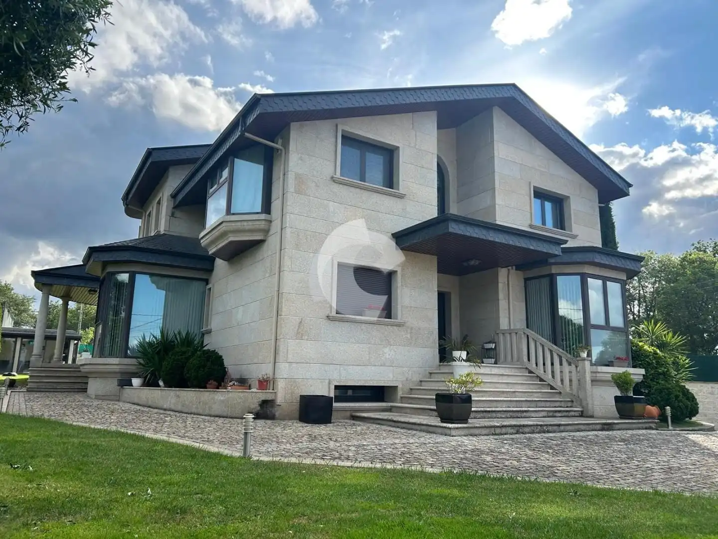 Vista exterior de Casa o chalet en venta en San Cibrao das Viñas con Calefacción, Jardín privado y Piscina