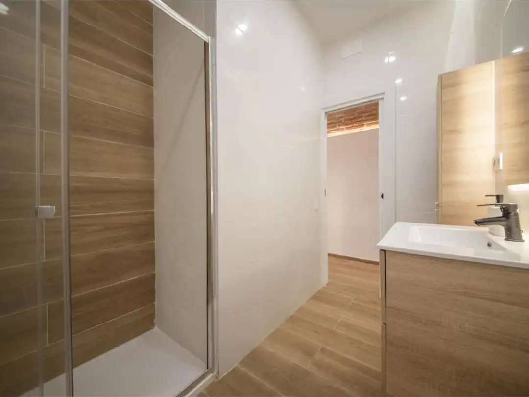 Bathroom of Flat for sale in Barcelona  with Air Conditioner, Private garden and Parquet flooring