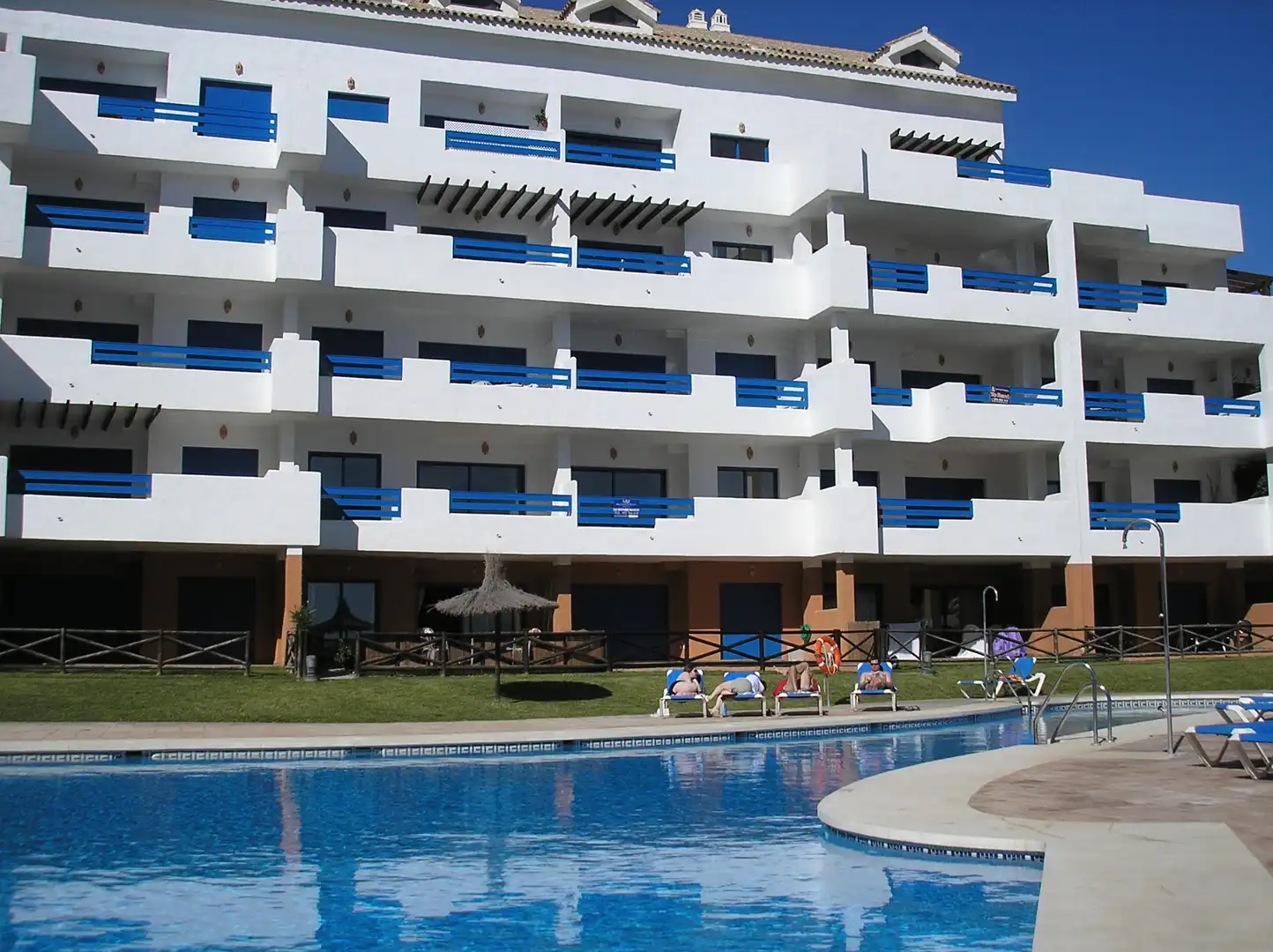 Piscina de Apartament en venda en Manilva amb Aire condicionat, Calefacció i Terrassa