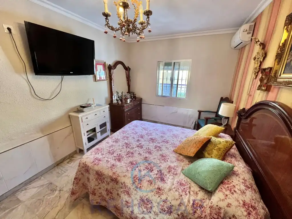 Bedroom of Houses for sale in Dos Hermanas