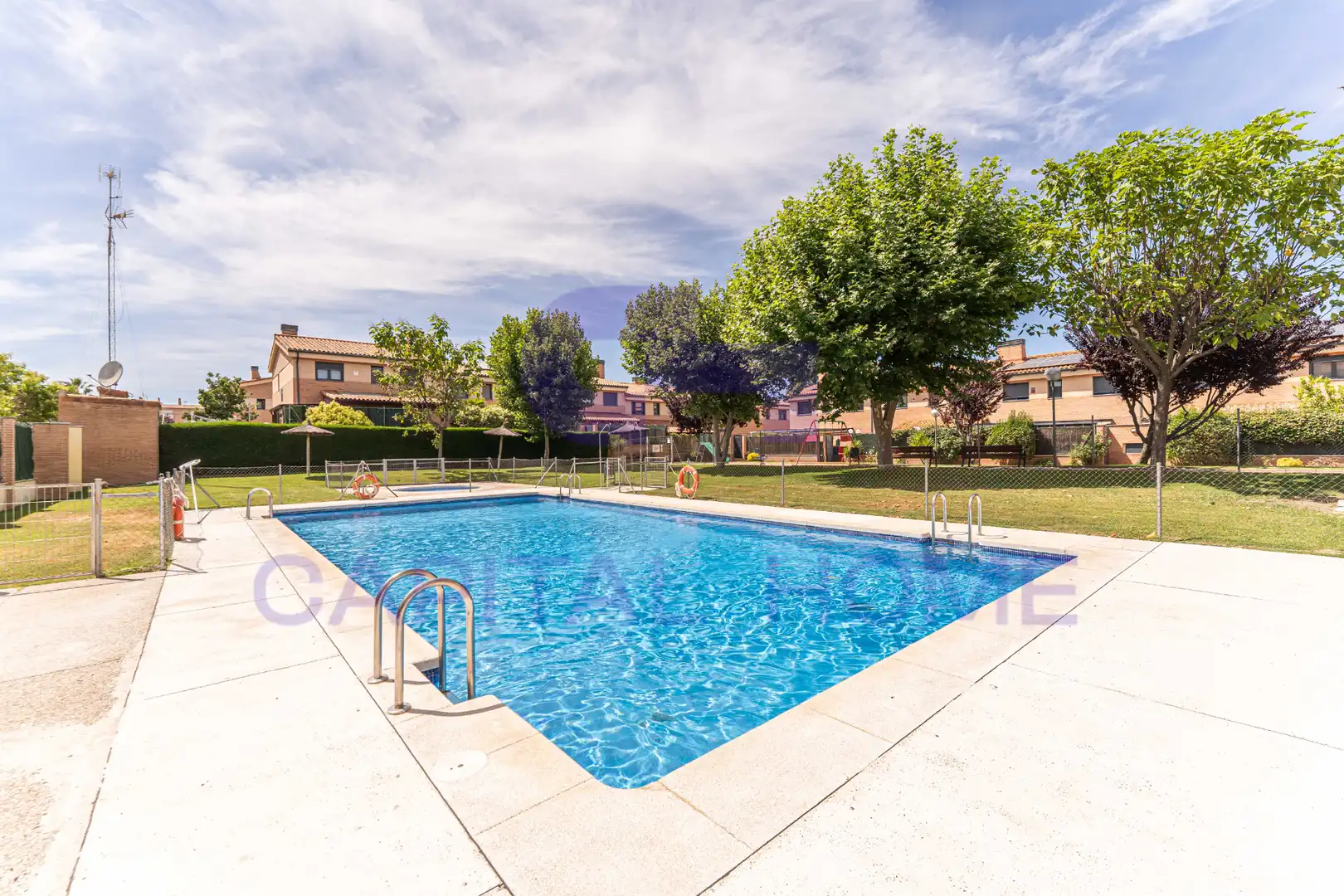 Piscina de Casa adosada en venta en Navalcarnero con Aire acondicionado, Calefacción y Jardín privado