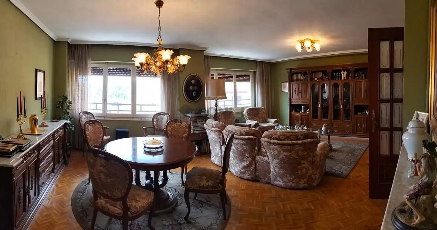 Comedor de Piso en venta en  Teruel Capital con Calefacción, Parquet y Amueblado