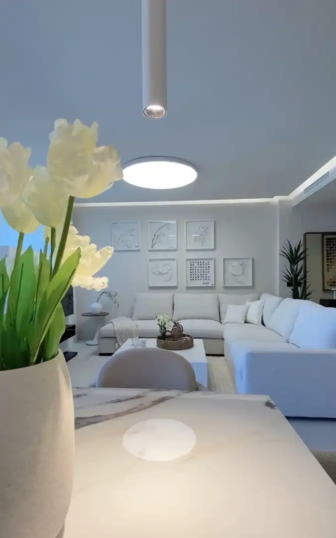 Sala d'estar de Pis en venda en Marbella amb Aire condicionat, Terrassa i Rentadora