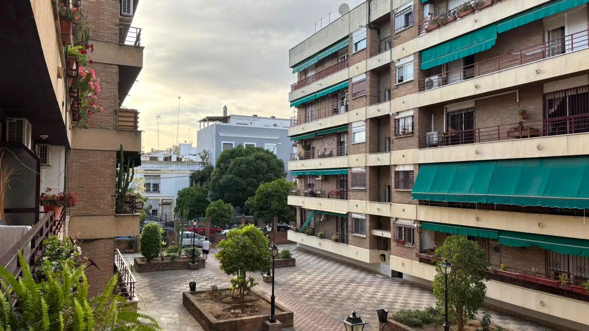 Exterior view of Flat for sale in Sevilla  with Air Conditioner, Private garden and Furnished