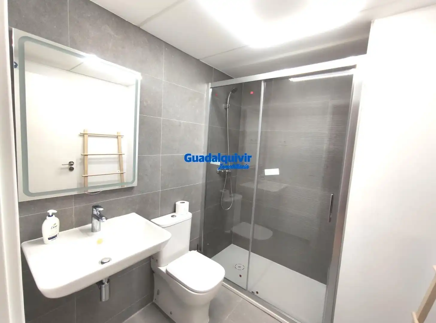 Bathroom of Flat for rent in Camas  with Air Conditioner, Private garden and Terrace