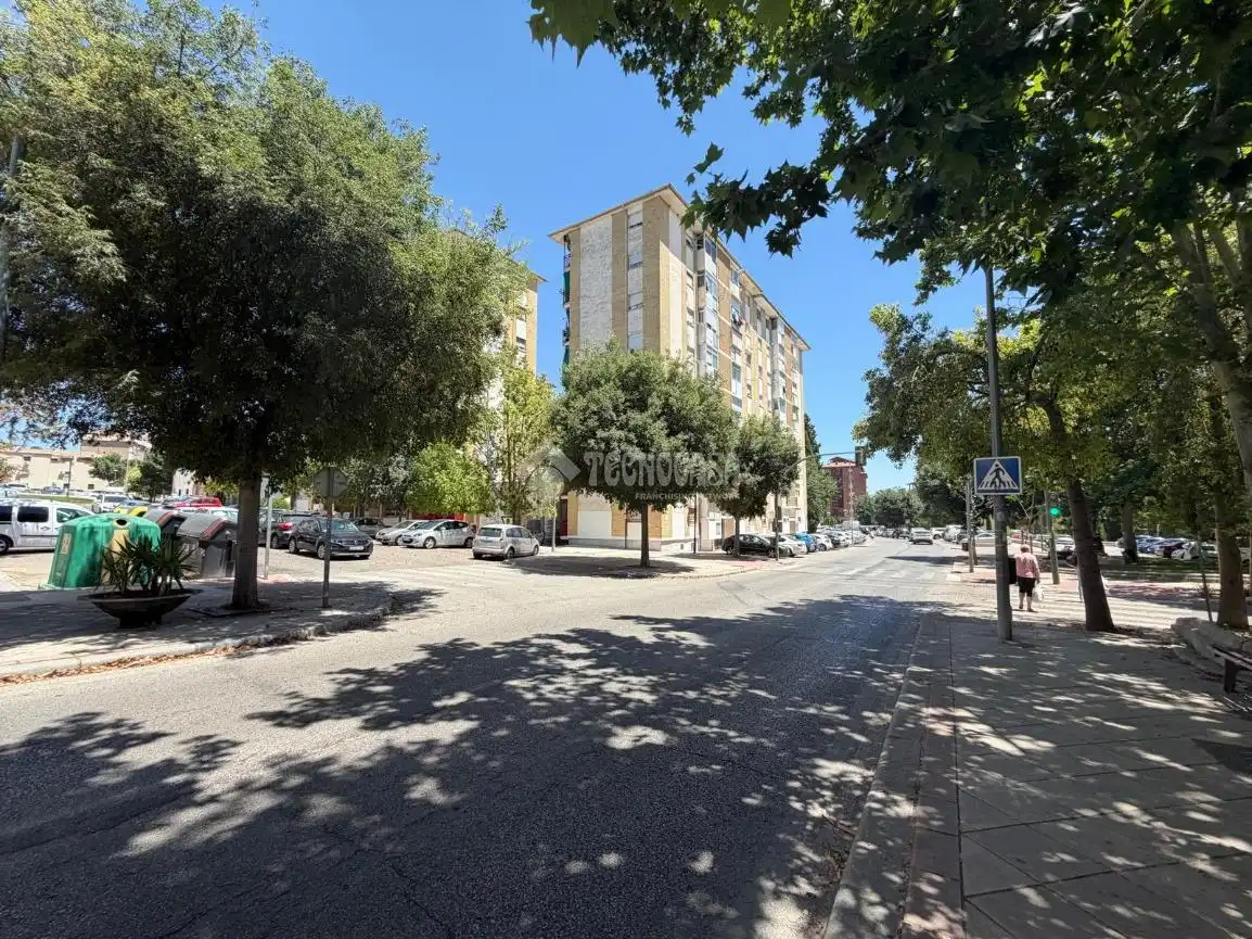 Vista exterior de Piso en venta en Jaén