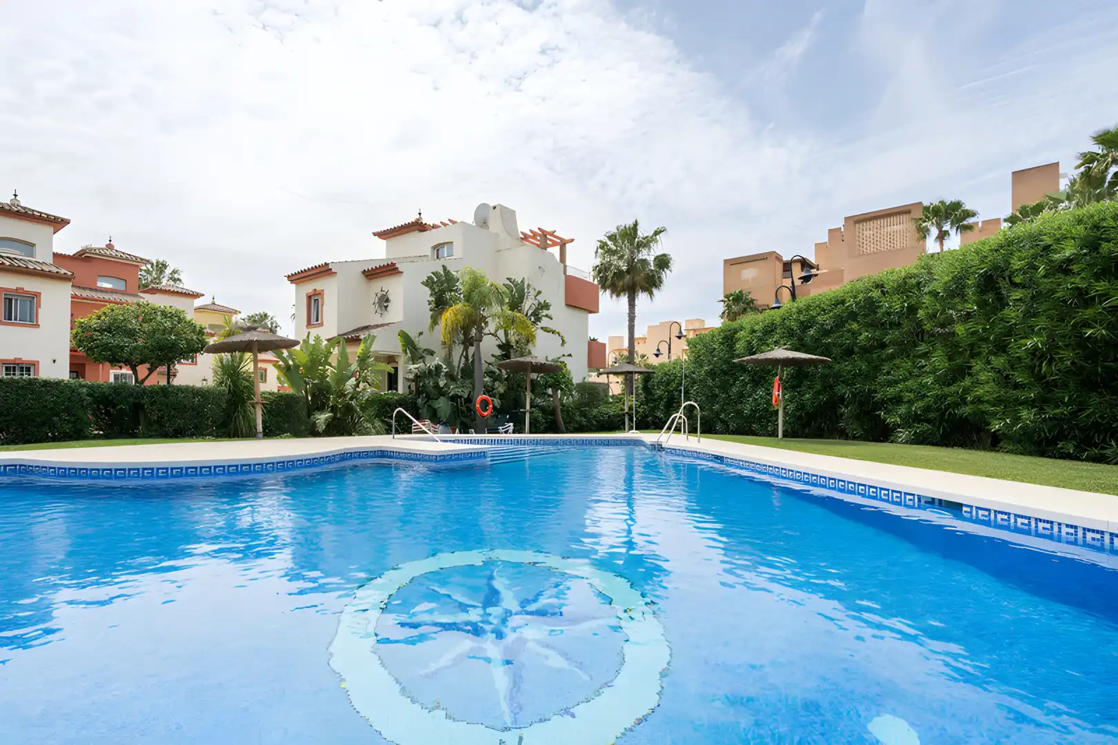 Garten von Einfamilien-Reihenhaus zum Verkauf in Estepona mit Klimaanlage, Privatgarten und Terrasse