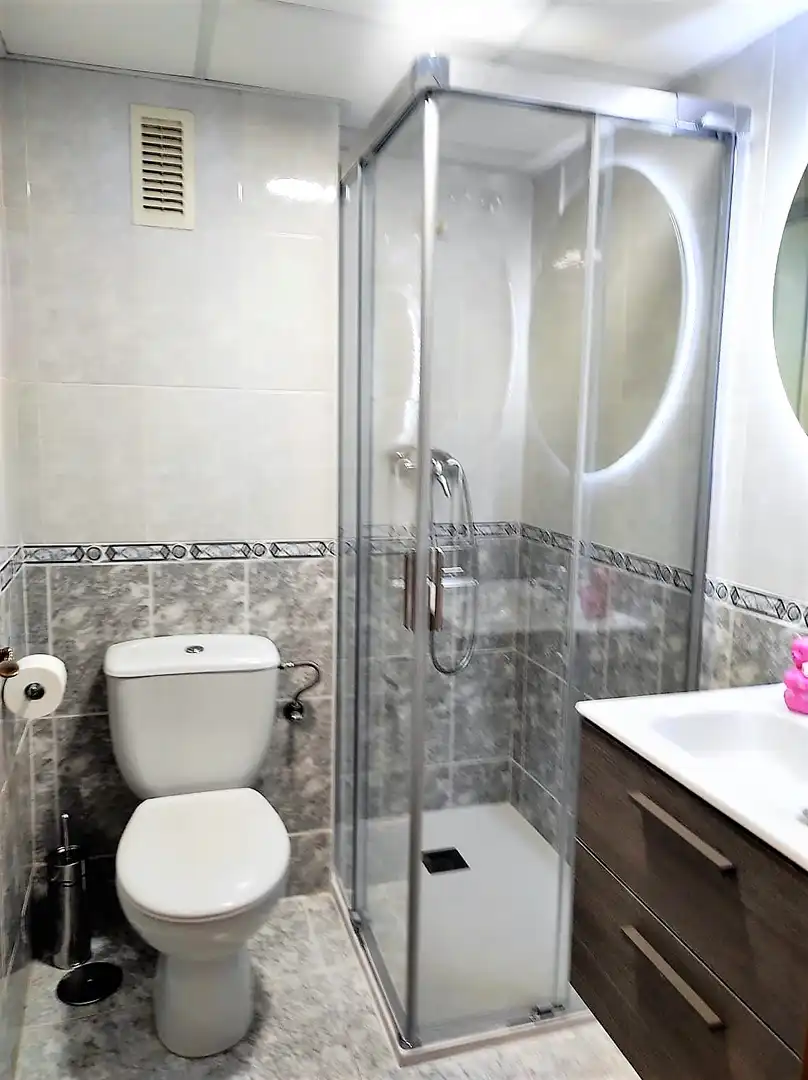 Baño de Apartamento de alquiler en Alicante / Alacant con Aire acondicionado, Calefacción y Terraza
