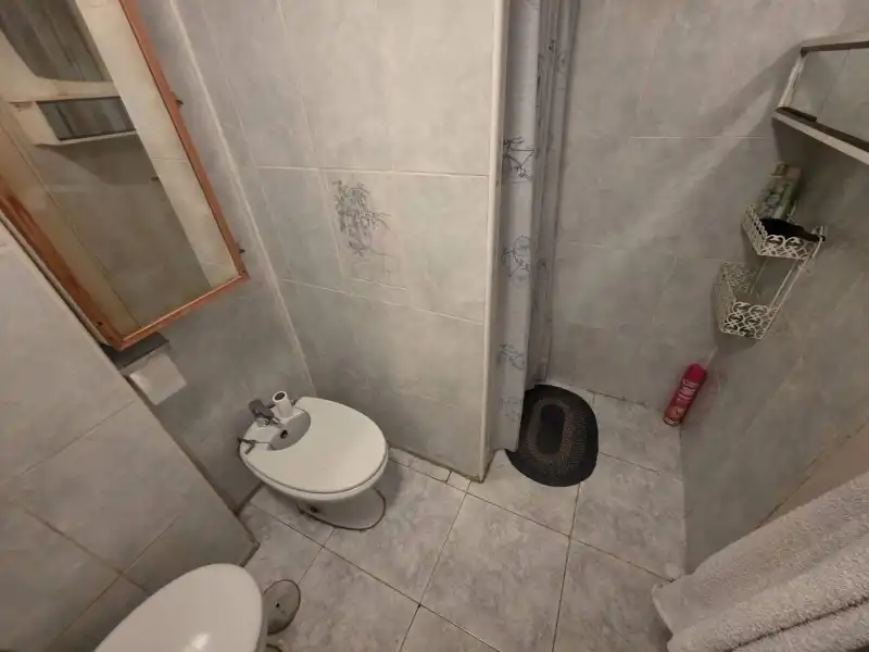 Badezimmer von Wohnung zum Verkauf in Plasencia mit Privatgarten und Balkon