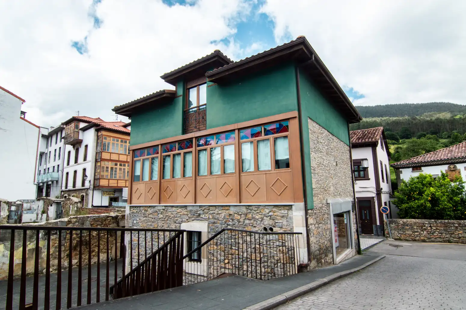 Vista exterior de Casa o xalet en venda en Salas amb Calefacció, Parquet i Moblat