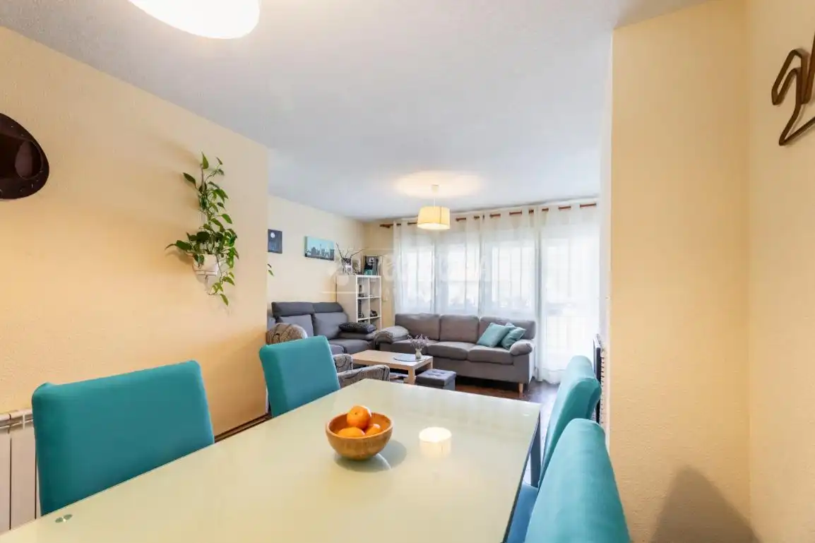 Sala d'estar de Pis en venda en Hoyo de Manzanares amb Calefacció, Terrassa i Piscina comunitària
