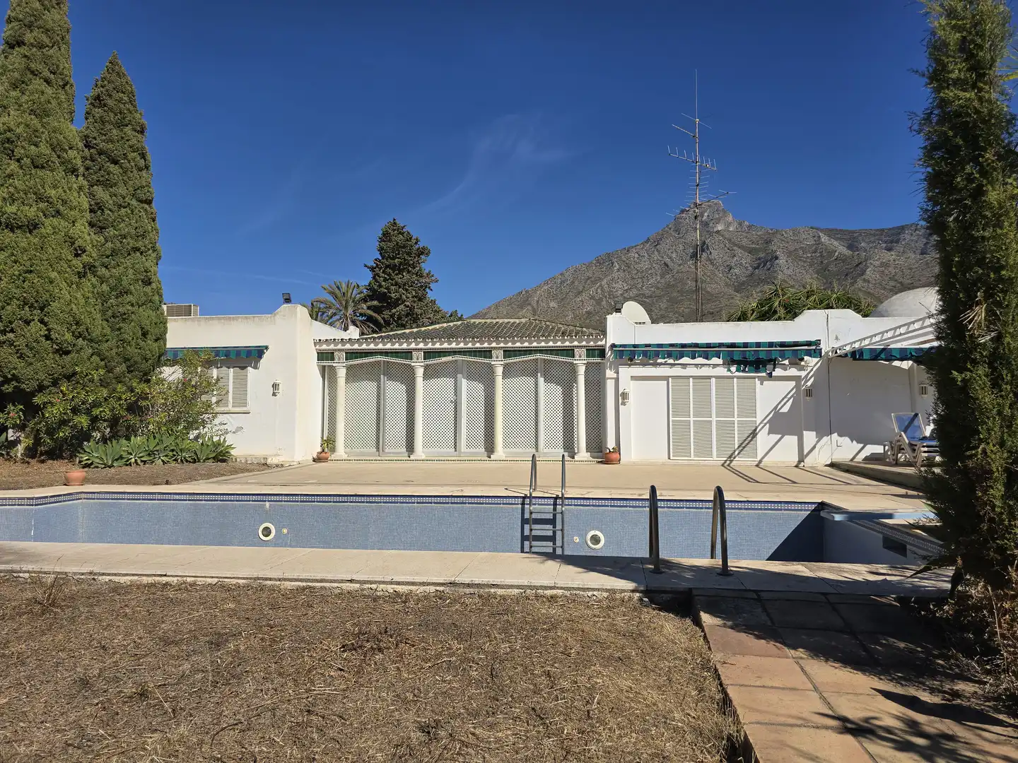 Vista exterior de Casa o xalet en venda en Marbella amb Calefacció, Jardí privat i Terrassa