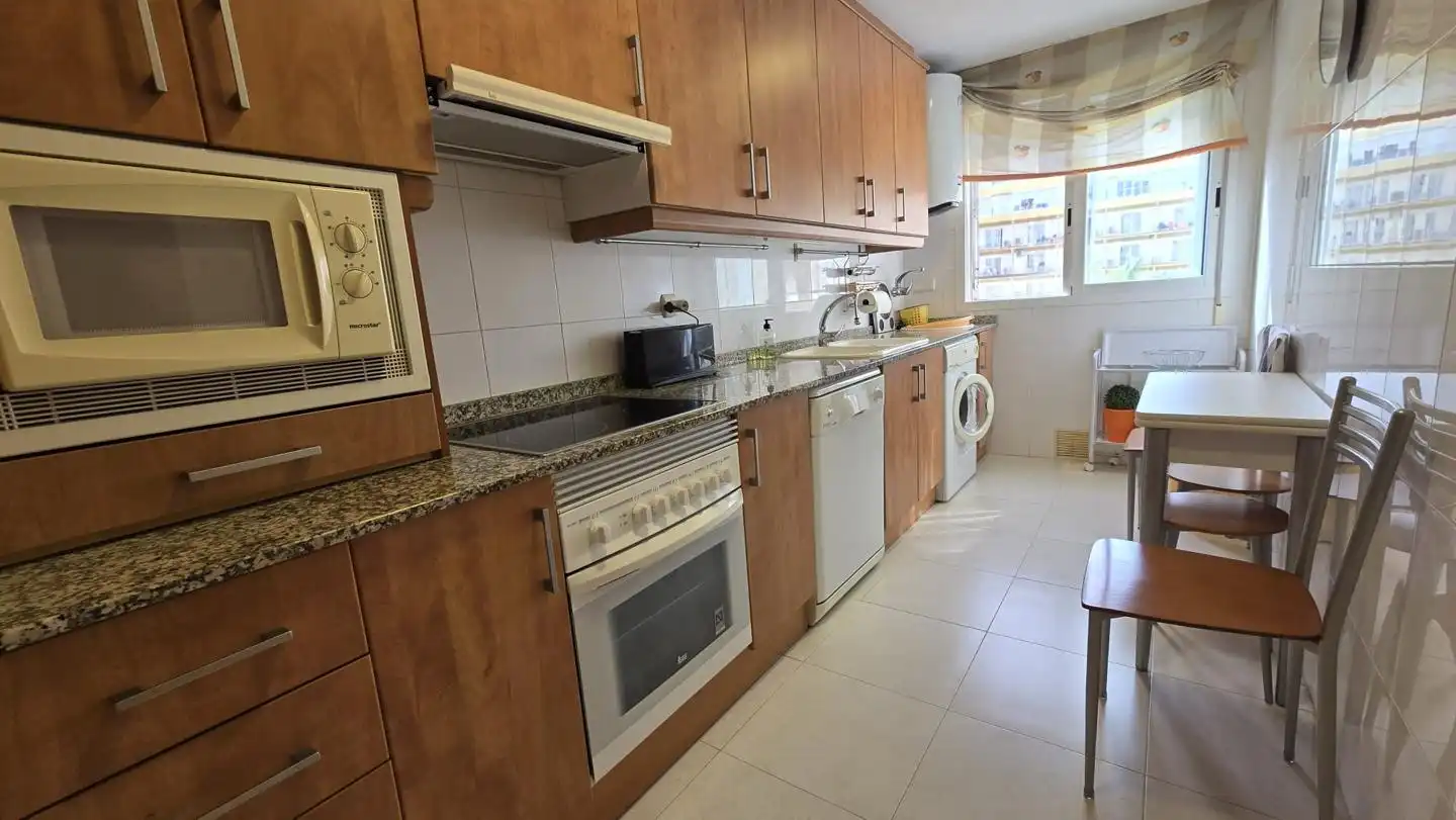 Cocina de Apartamento de alquiler en Gandia con Terraza, Amueblado y Piscina comunitaria