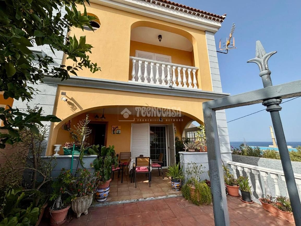 Exterior view of Single-family semi-detached for sale in Candelaria  with Private garden