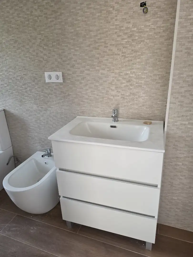 Badezimmer von Dachboden zur Miete in Bollullos de la Mitación mit Waschmaschine und Balkon