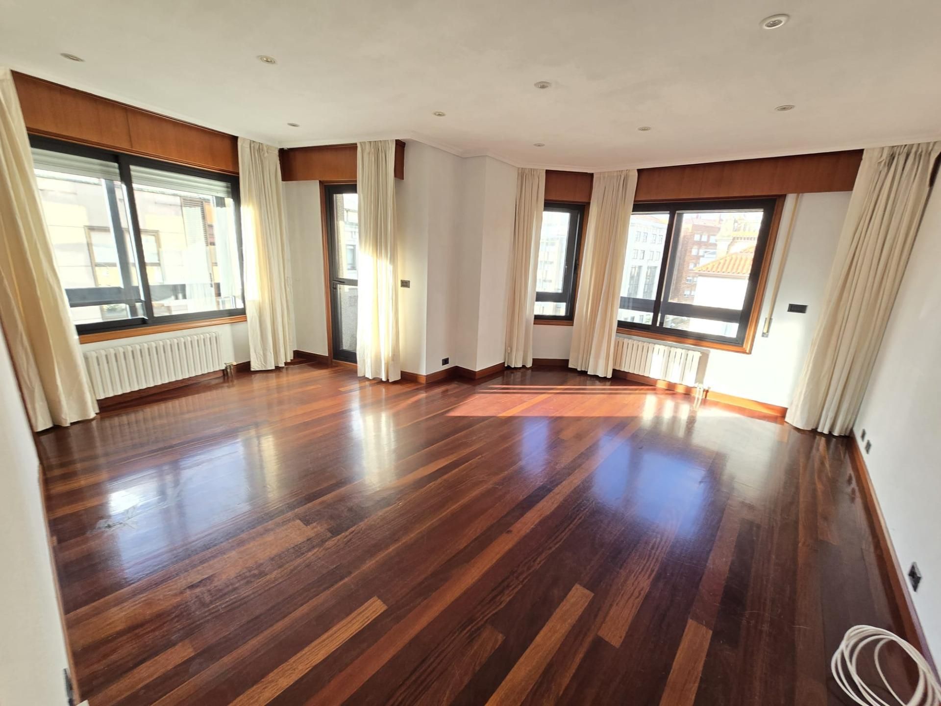 Living room of Apartment to rent in Vigo   with Heating, Parquet flooring and Storage room