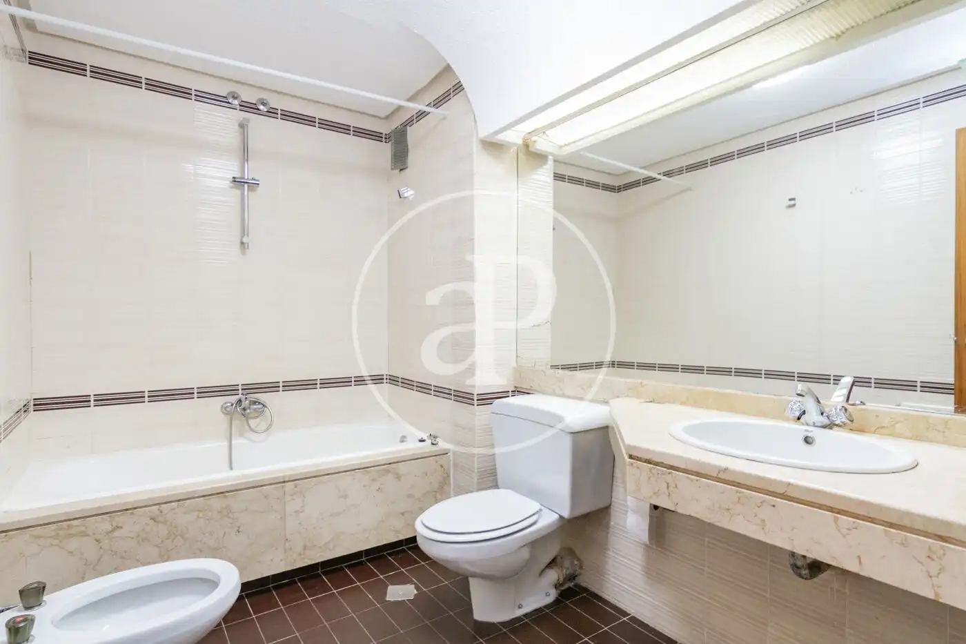 Baño de Piso en venta en Madrid con Calefacción, Jardín privado y Terraza