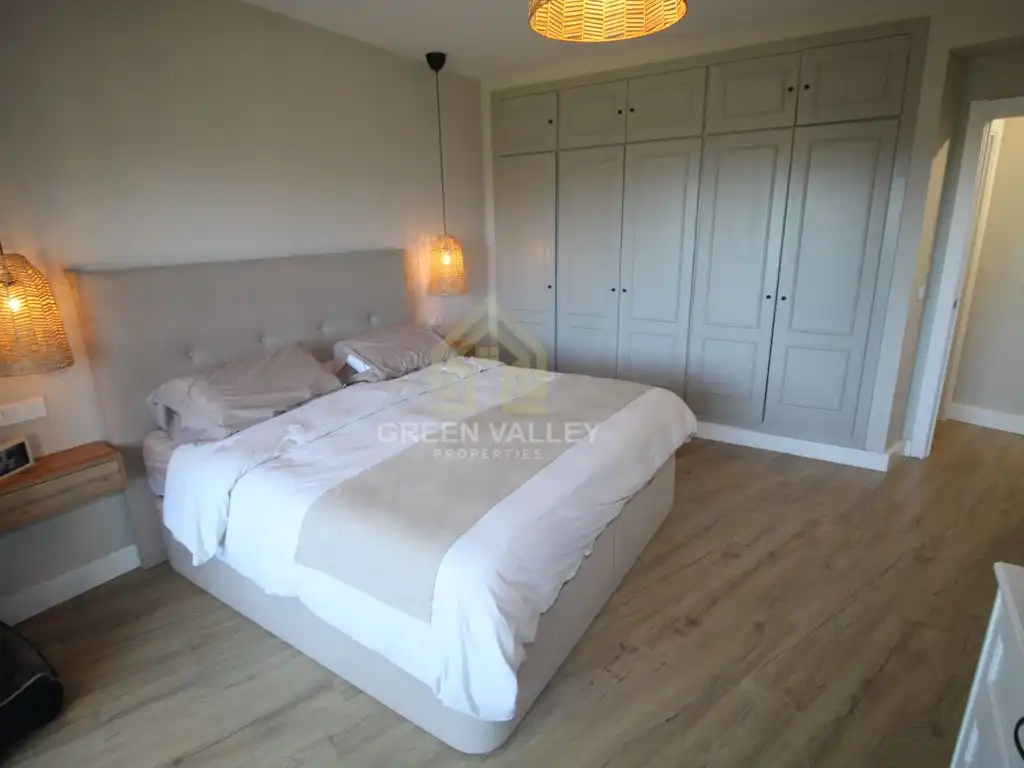 Schlafzimmer von Wohnungen zum Verkauf in Sotogrande mit Klimaanlage, Heizung und Privatgarten