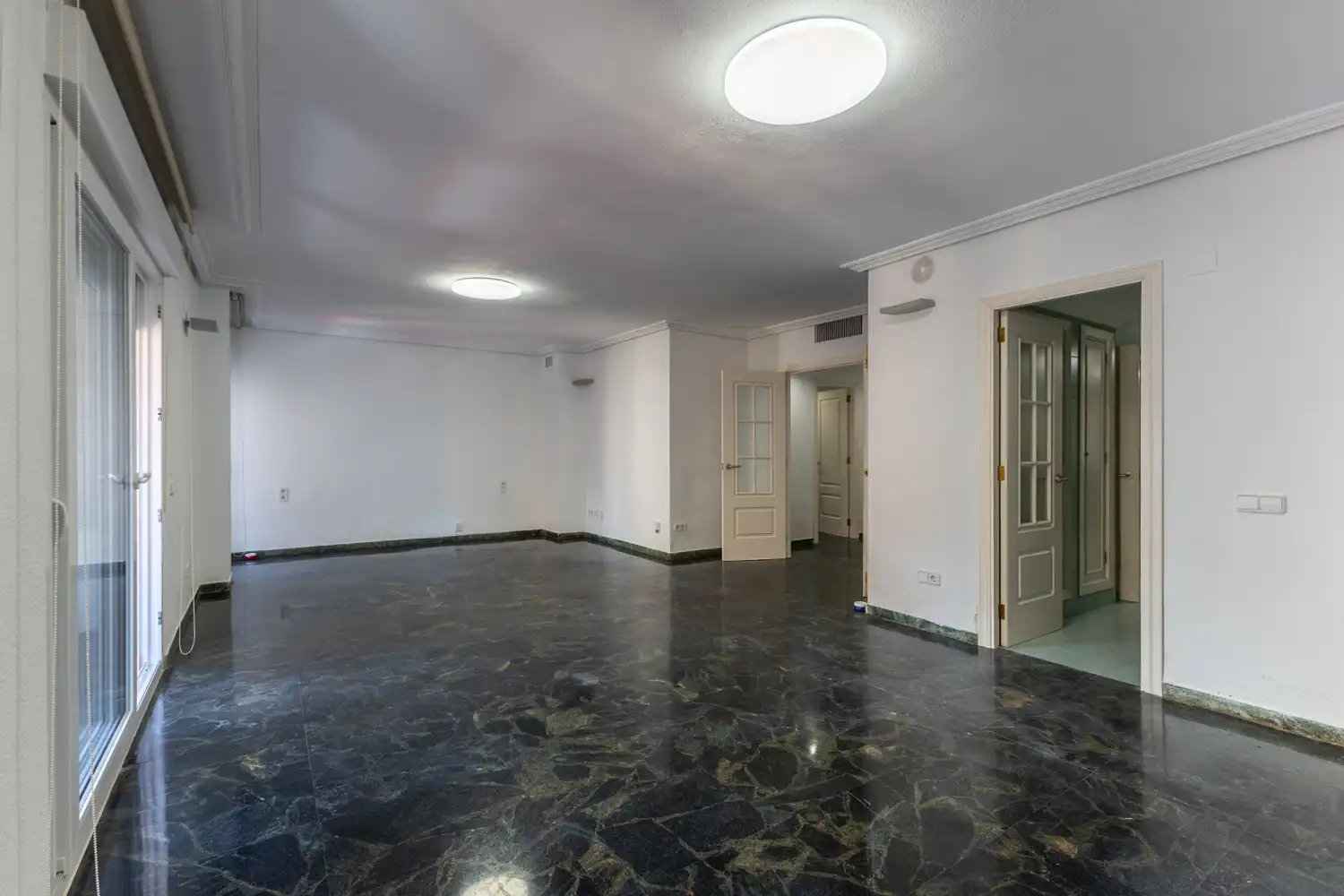 Flat for sale in Valencia  with Air Conditioner, Heating and Balcony