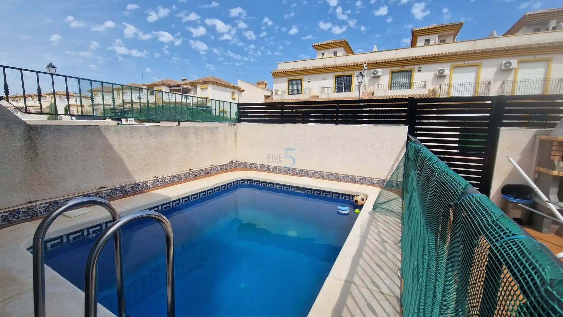 Piscina de Casa adosada en venda en Daya Nueva amb Aire condicionat, Calefacció i Terrassa