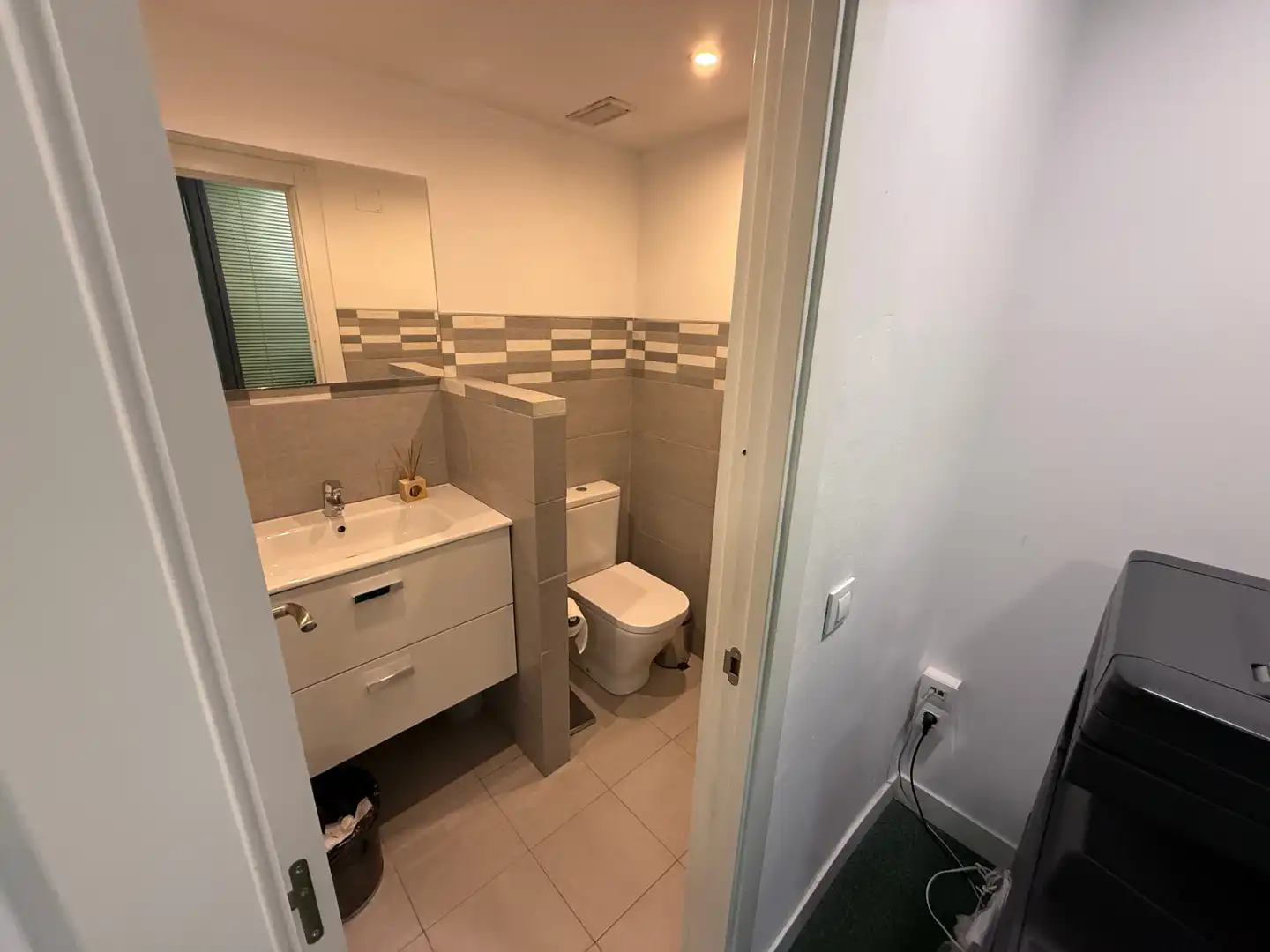 Bathroom of Office for rent in Madrid  with Air Conditioner, Heating and Storage room
