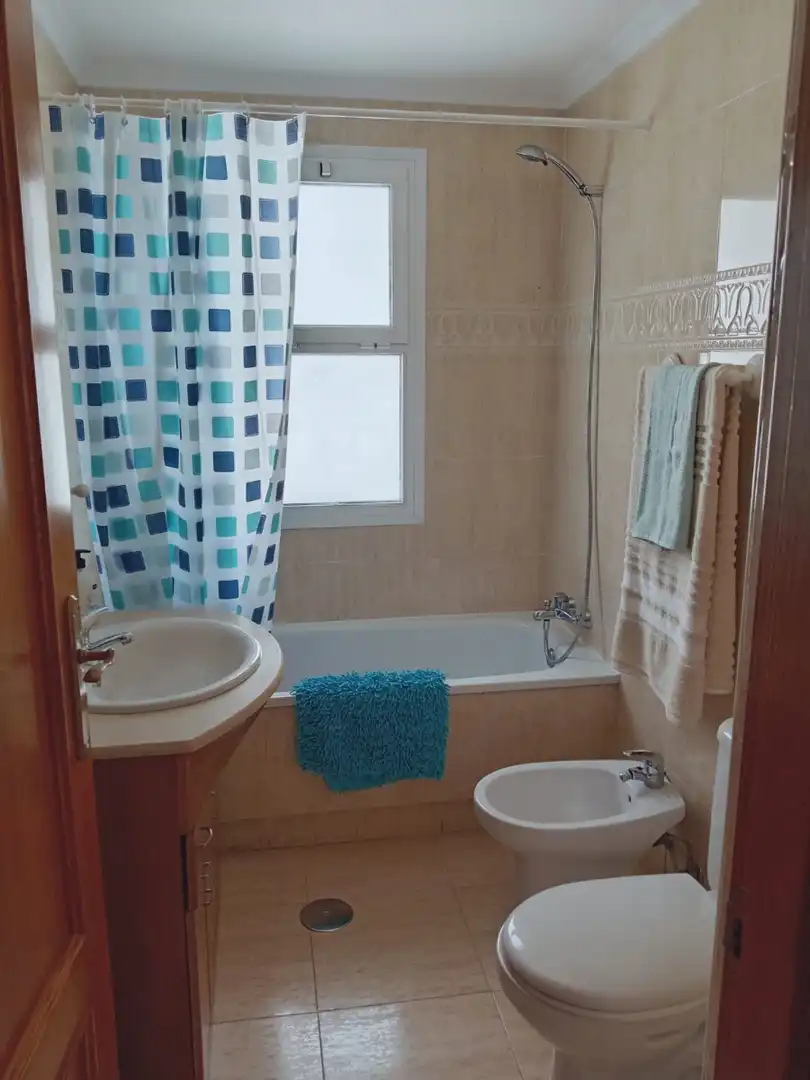 Bany de Apartament de lloguer en La Manga del Mar Menor amb Calefacció, Piscina i Moblat