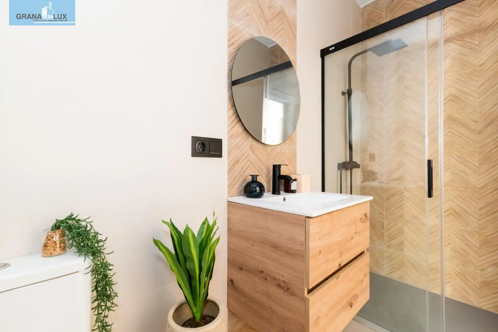 Bathroom of Study for sale in Granada  with Air Conditioner, Heating and Furnished