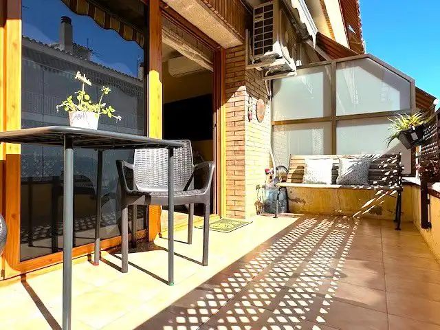 Terrasse von Einfamilien-Reihenhaus zum Verkauf in Sant Boi de Llobregat mit Klimaanlage, Heizung und Terrasse