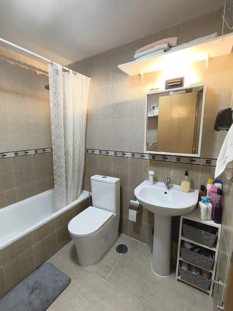 Badezimmer von Einfamilien-Reihenhaus zum Verkauf in Casarrubios del Monte mit Klimaanlage, Heizung und Privatgarten