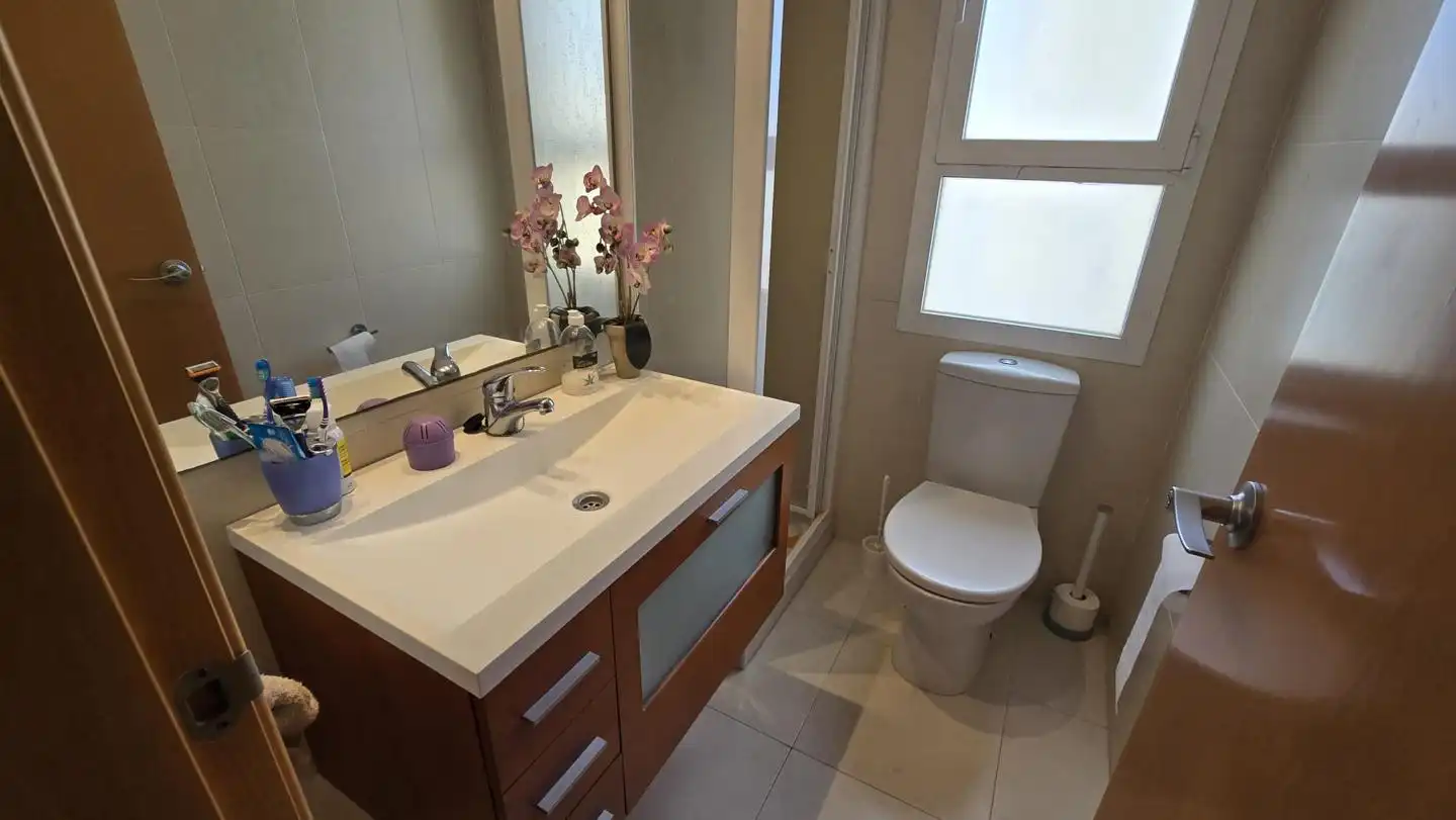 Baño de Apartamento de alquiler en Gandia con Terraza, Amueblado y Piscina comunitaria