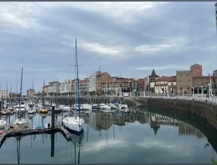 Vista exterior de Pis en venda en Gijón  amb Calefacció