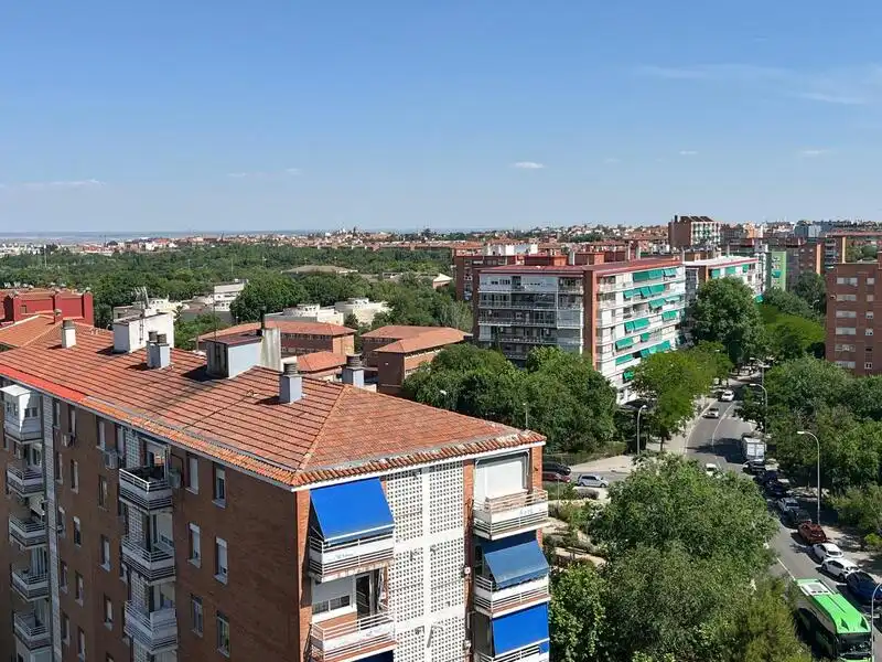 Vista exterior de Pis en venda en Madrid amb Calefacció i Terrassa