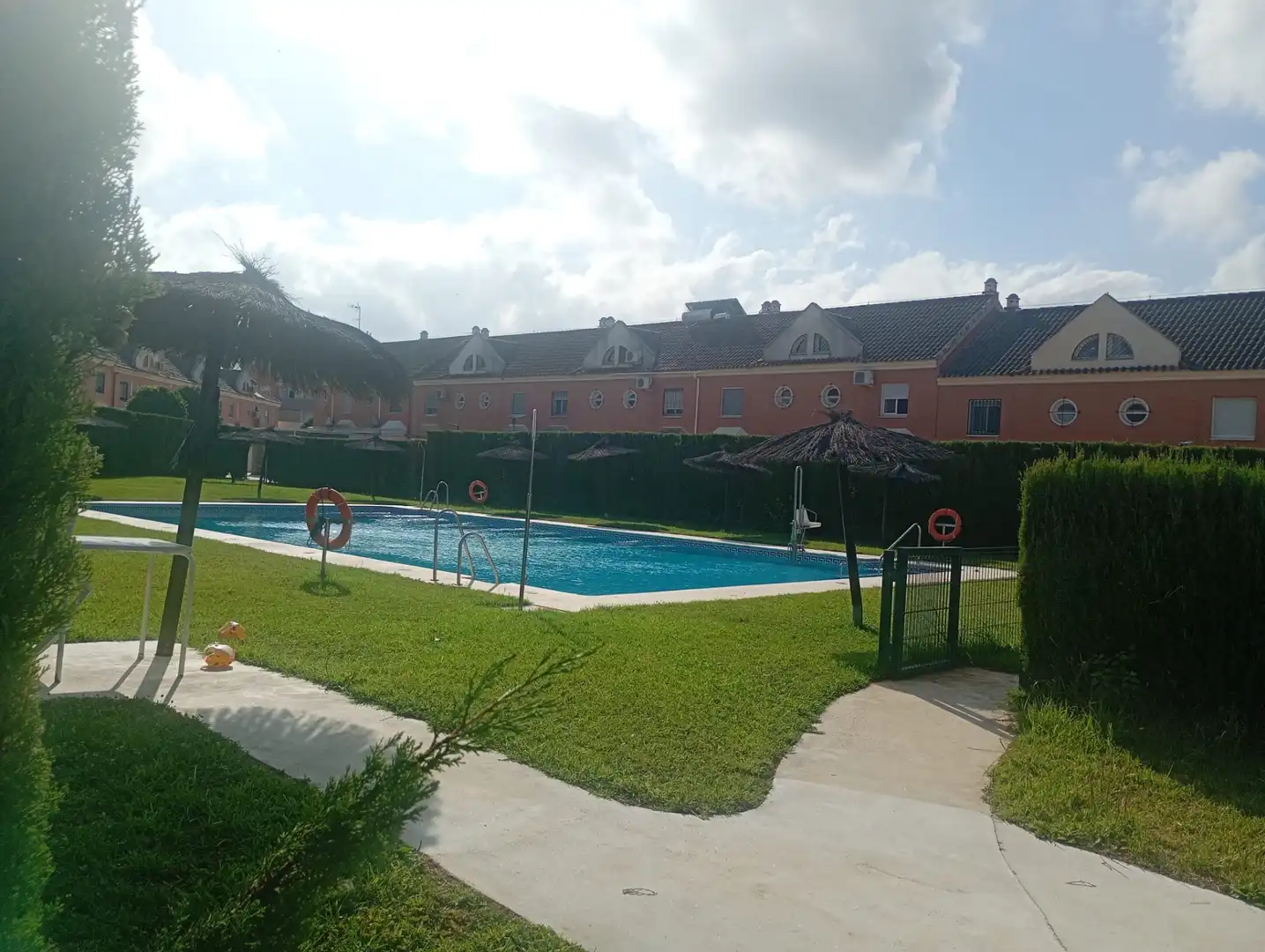 Piscina de Casa adosada en venta en Coria del Río con Trastero, Amueblado y Piscina comunitaria