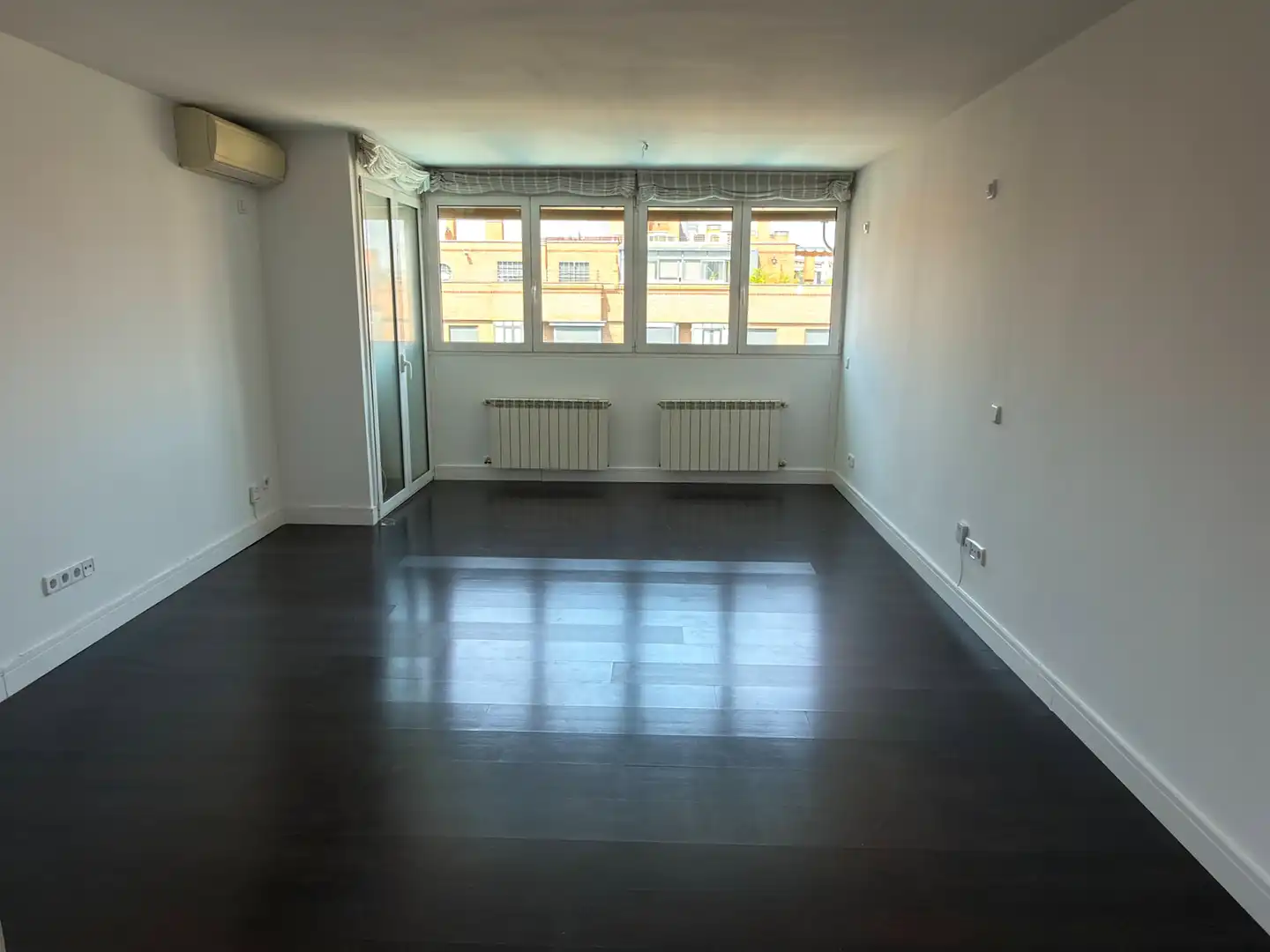 Living room of Flat for rent in Madrid  with Air Conditioner, Heating and Parquet flooring