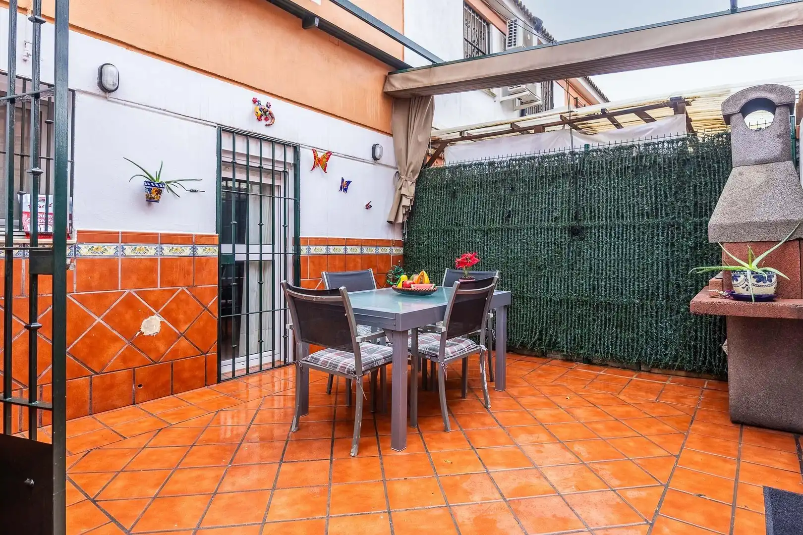 Terrassa de Casa adosada en venda en Dos Hermanas amb Aire condicionat, Jardí privat i Piscina comunitària