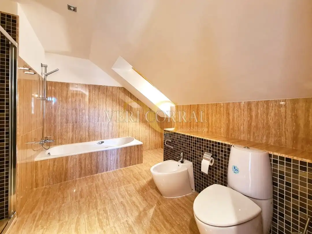 Baño de Casa o chalet en venta en Oviedo  con Calefacción, Jardín privado y Terraza