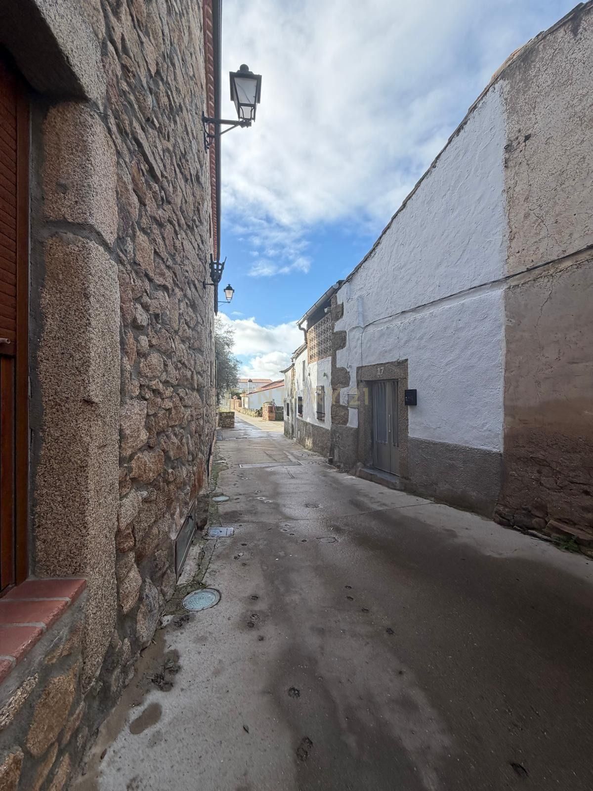 Vista exterior de Casa adosada en venda en Plasenzuela amb Rentadora, Microones i TV