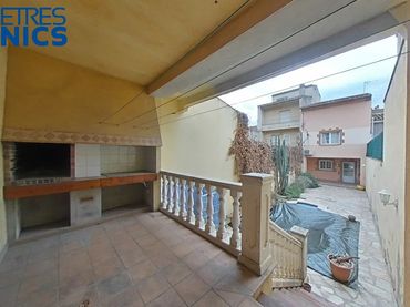 Casa con piscina en venta en Carrer Figueres