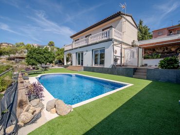 Detached house with balcony for sale in Avinguda Santa Maria de Montserrat