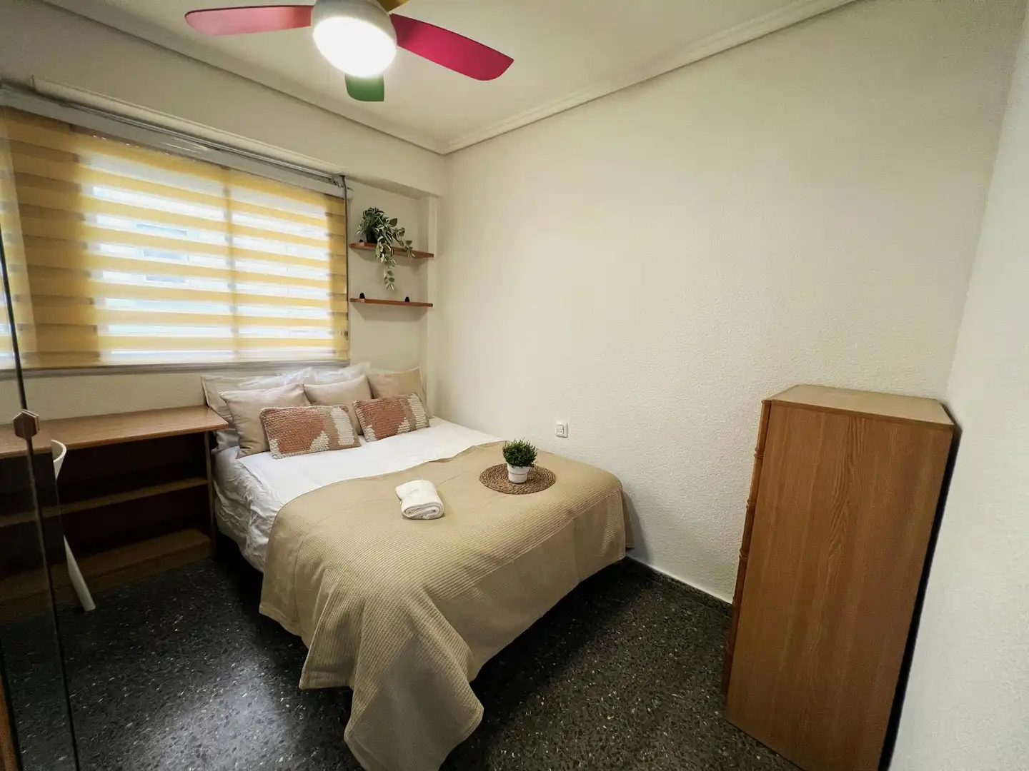 Habitación de Piso para compartir en Valencia con Lavadora y TV