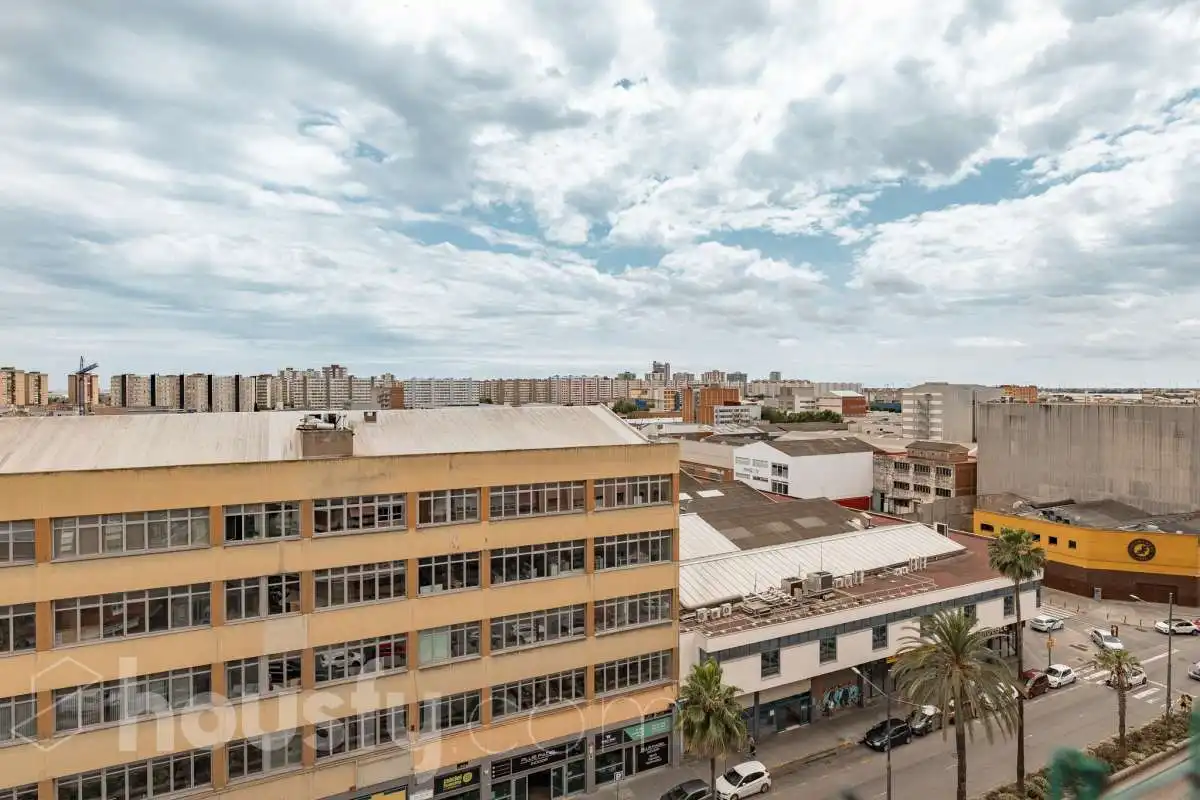 Vista exterior de Pis en venda en L'Hospitalet de Llobregat amb Aire condicionat, Calefacció i Terrassa